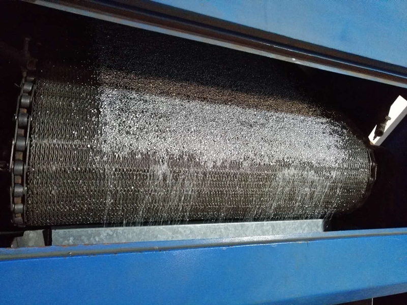 關(guān)西金屬網(wǎng)工作人員到客戶處測量烘干機(jī)網(wǎng)帶規(guī)格