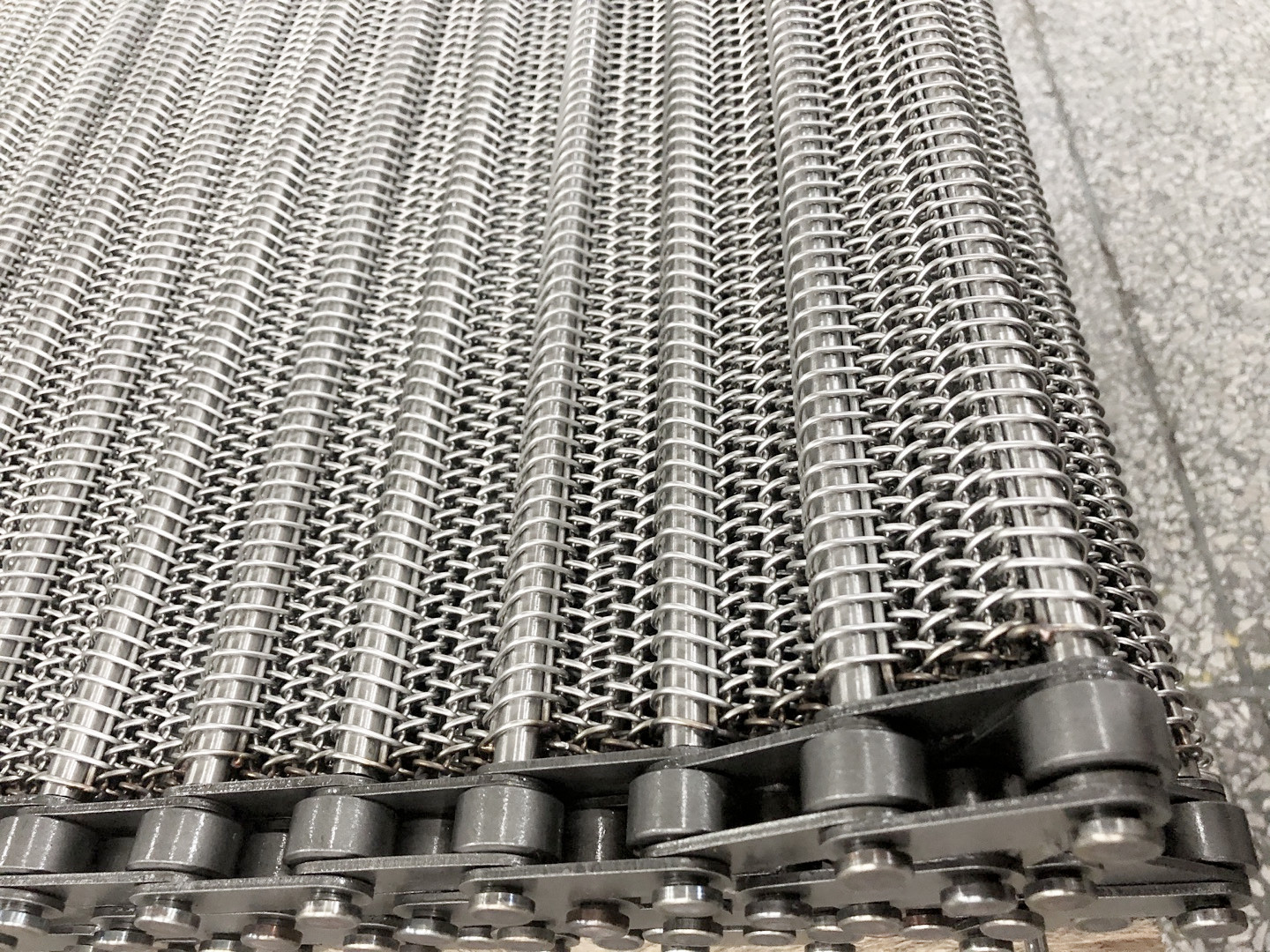 【不銹鋼網帶】運轉過程中會打滑嗎？