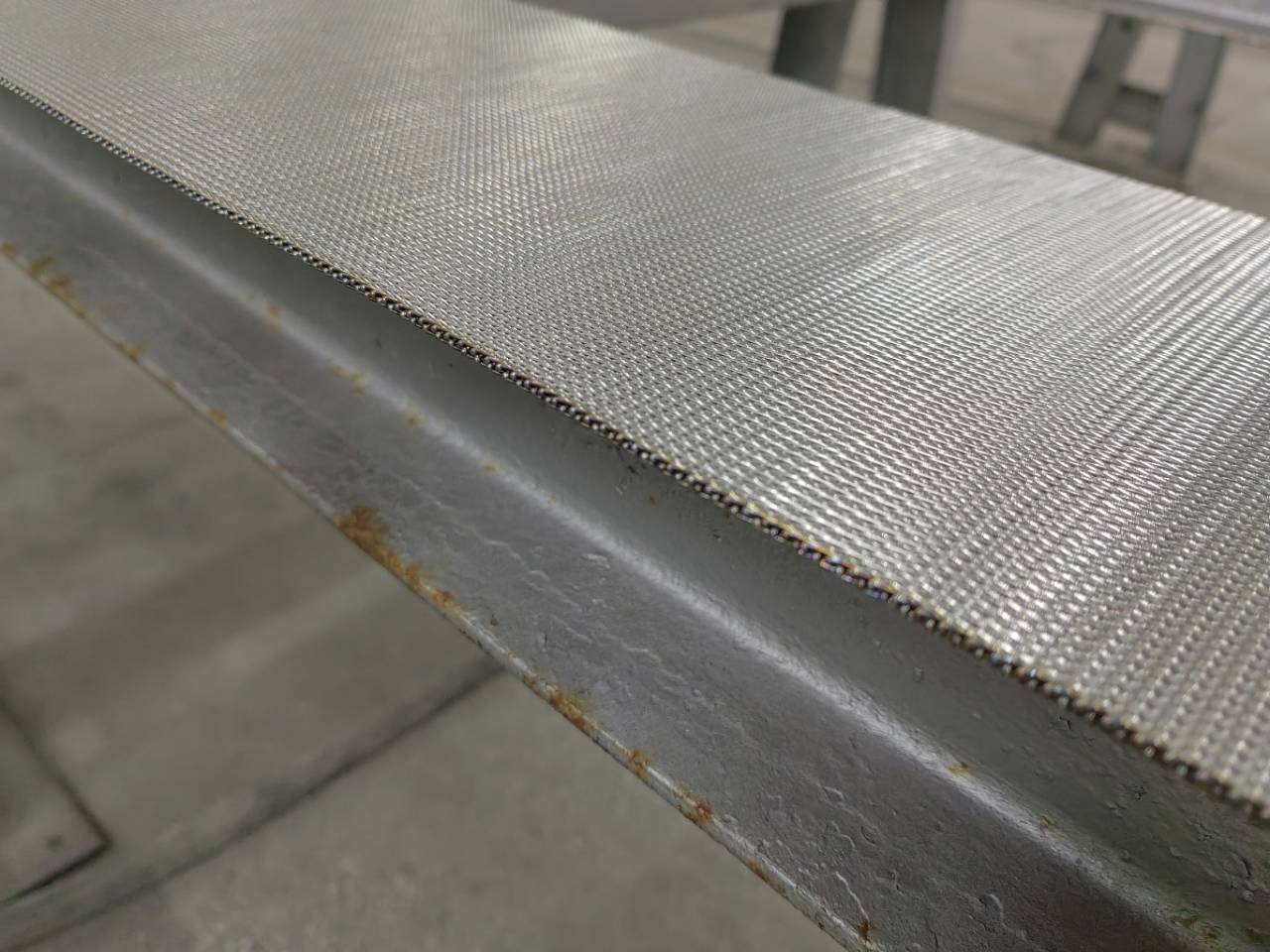 人字形網(wǎng)帶邊緣不開裂,焊接要點有哪些?